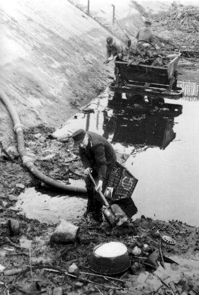 Reinigung des Löschteiches mit alten Loren